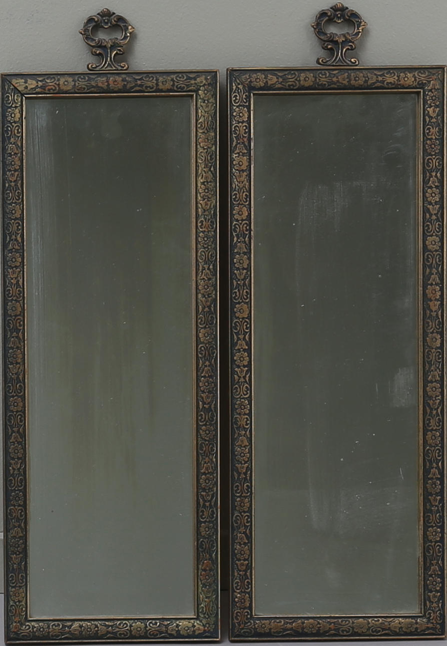 SPEGLAR, ett par, träram, krönt med metalldetalj, 1900-talets första del.