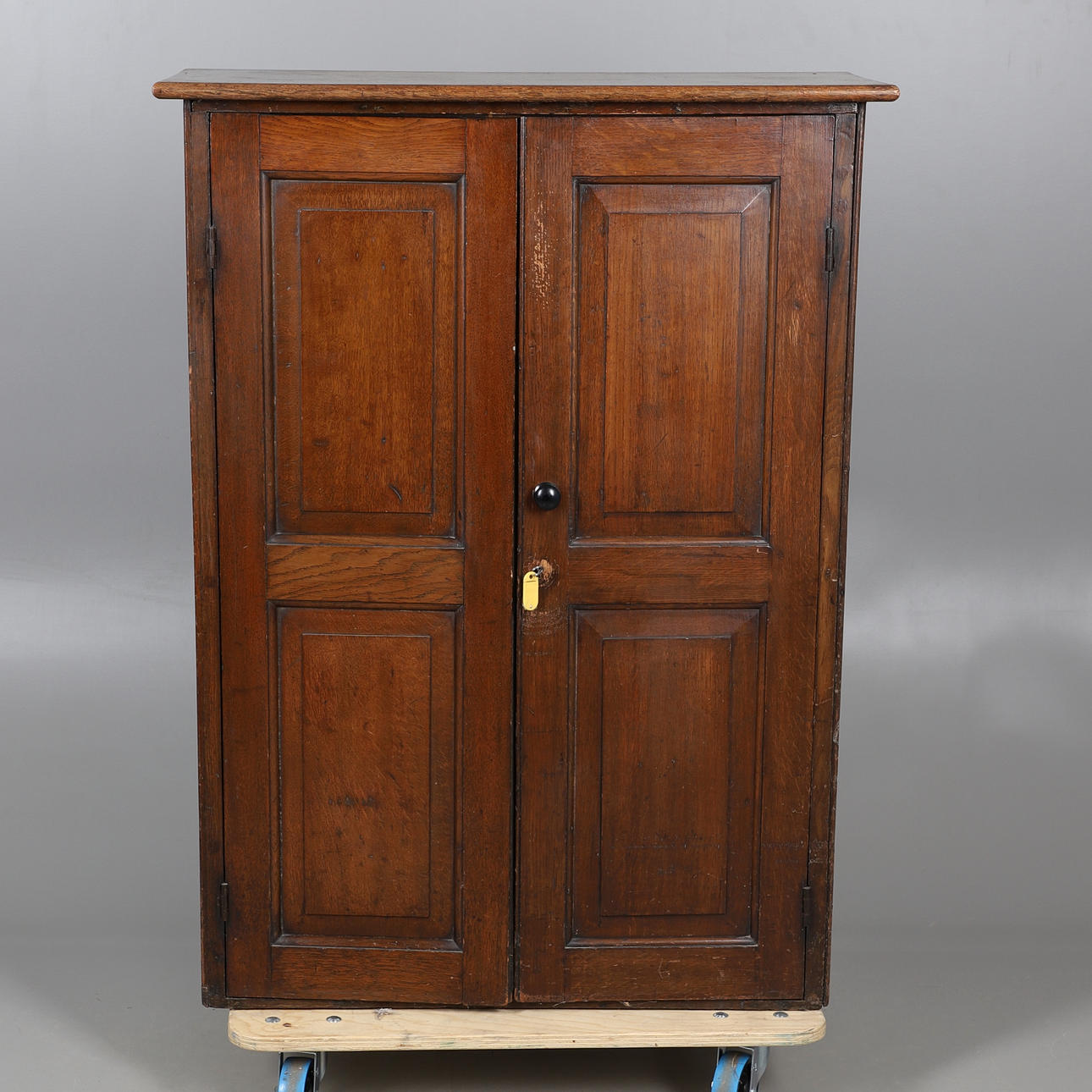 EIN SCHRANK AUS ZWERGEICHE.