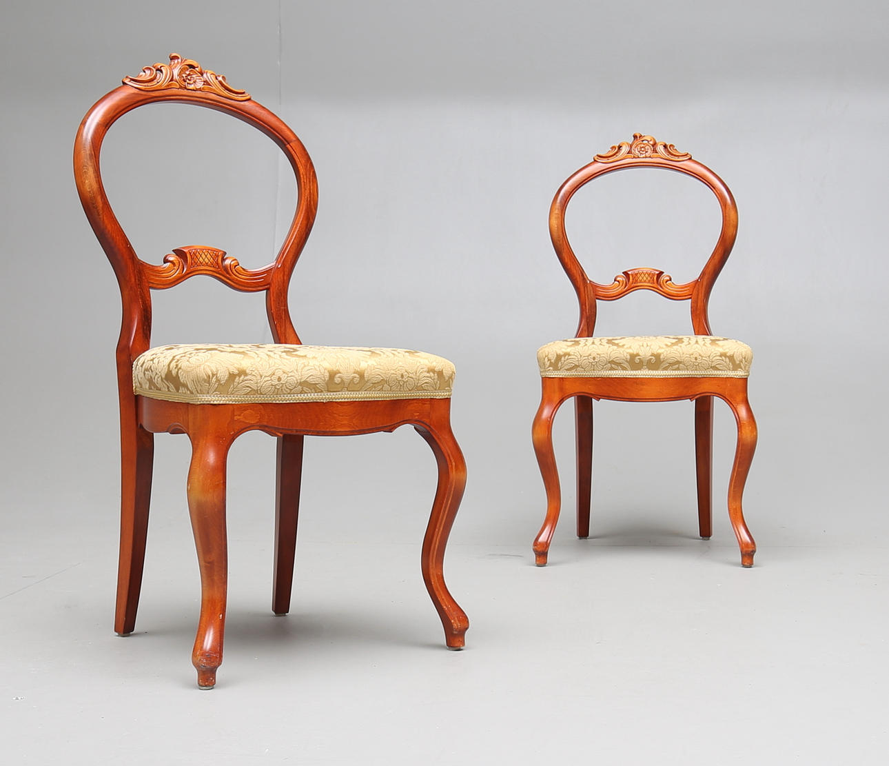 STOLAR, ett par, nyrokokostil, 1900-talets mitt.