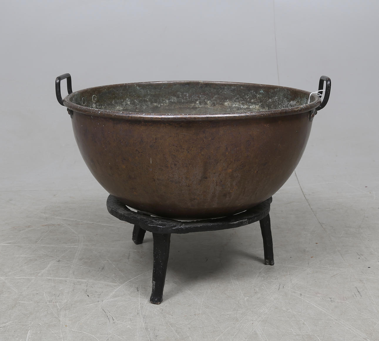 GRYTA, koppar, med BENSTÄLLNING i gjutjärn, 1800-tal.