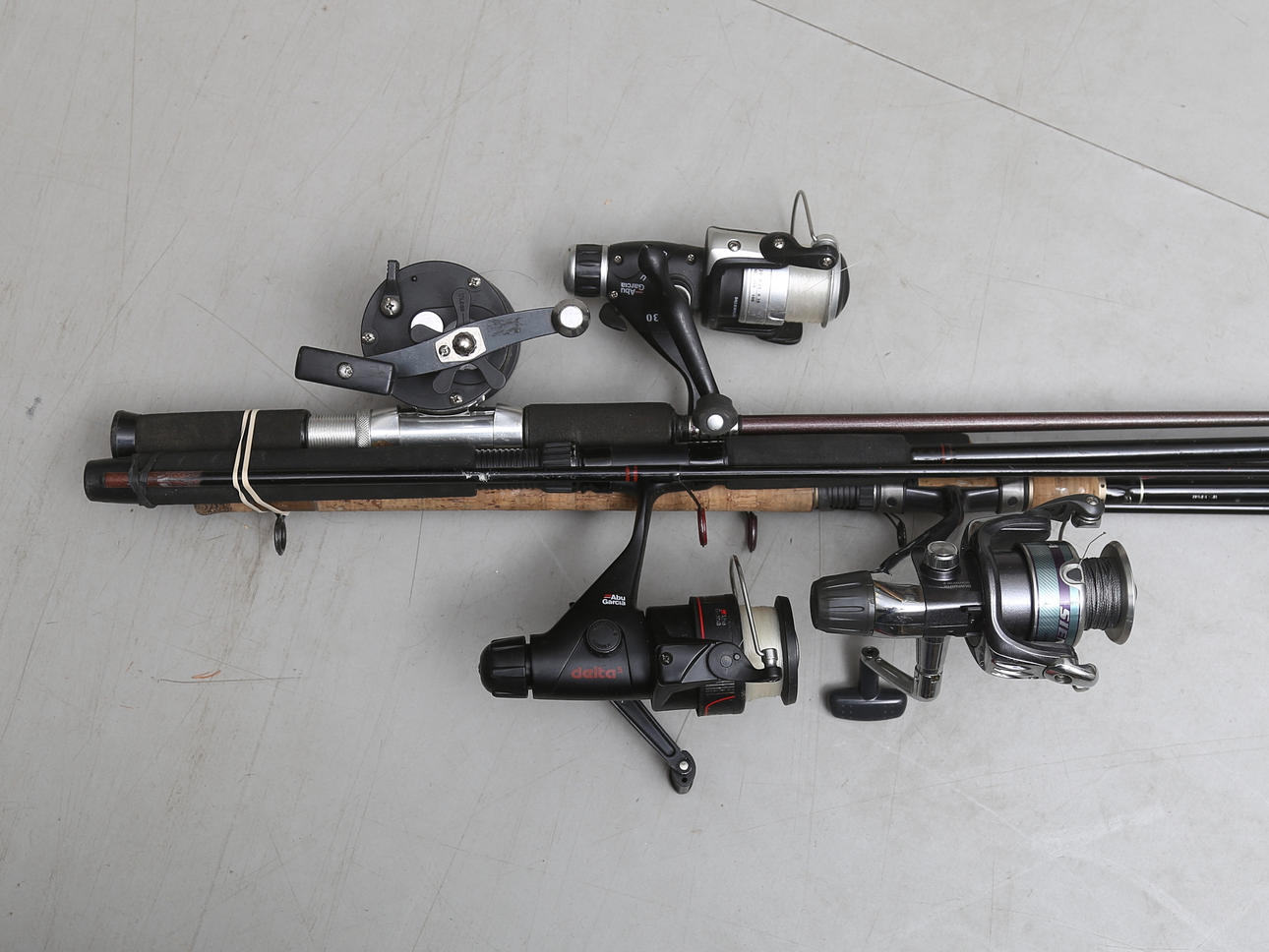 FISKESPÖN, fyra spön, fyra rullar.