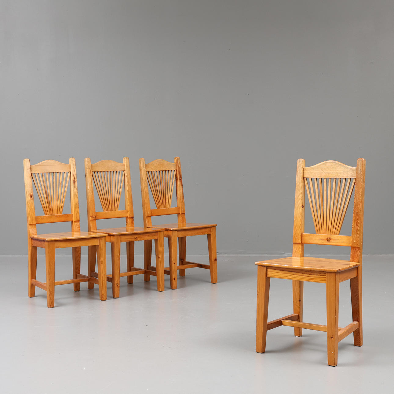 4 kpl mäntytuoleja, 1970-80-luku.