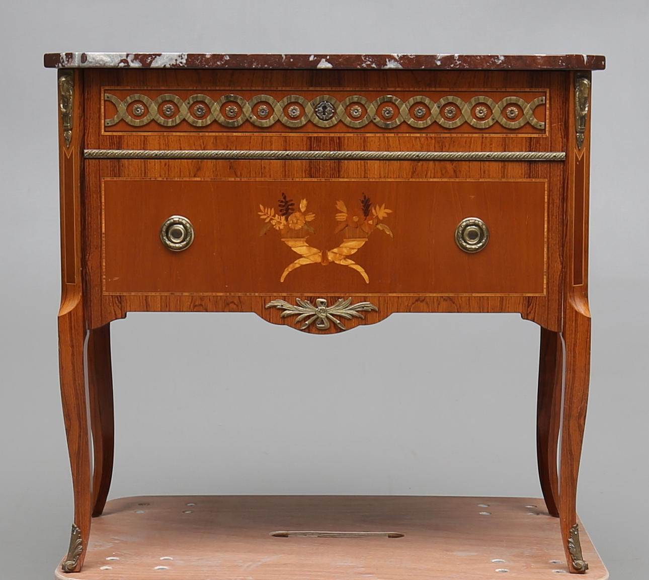 BYRÅ med stenskiva, rokokostil, 1900-talets mitt.