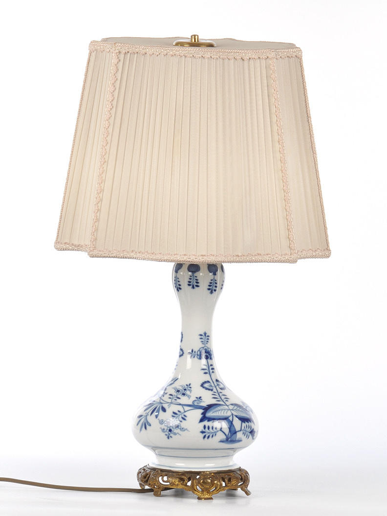 MEISSEN. TILLSKRIVEN. Bordslampa. Porslin.