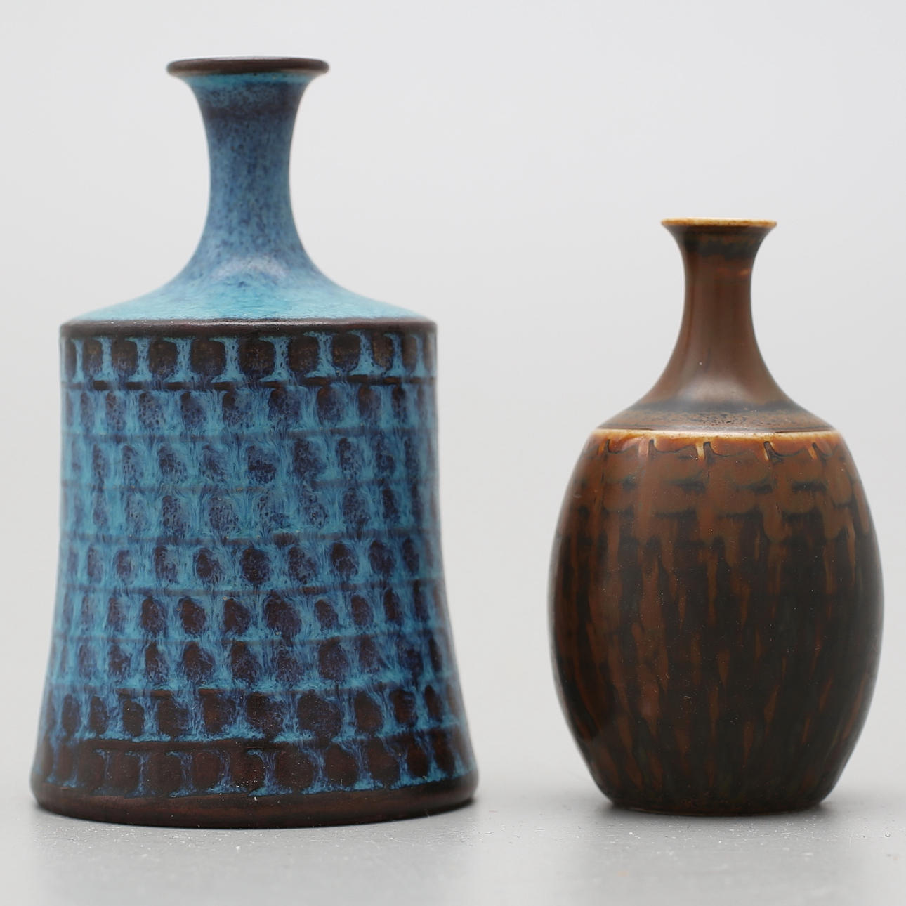 STIG LINDBERG. Miniatyrvaser, 2 st, glaserat stengods. Gustavsbergs studiohanden.