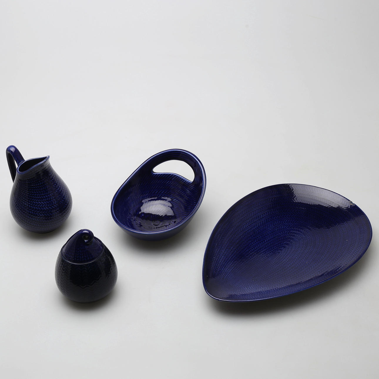 HERTA BENGTSSON. SERVISDELAR, 3 st, flintgods, Rörstrand, Blå eld.