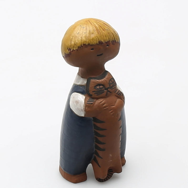 LISA LARSSON. Figurin i stengods, "Pelle", Gustavsberg, ur serien "Larsons Ungar", signerad.