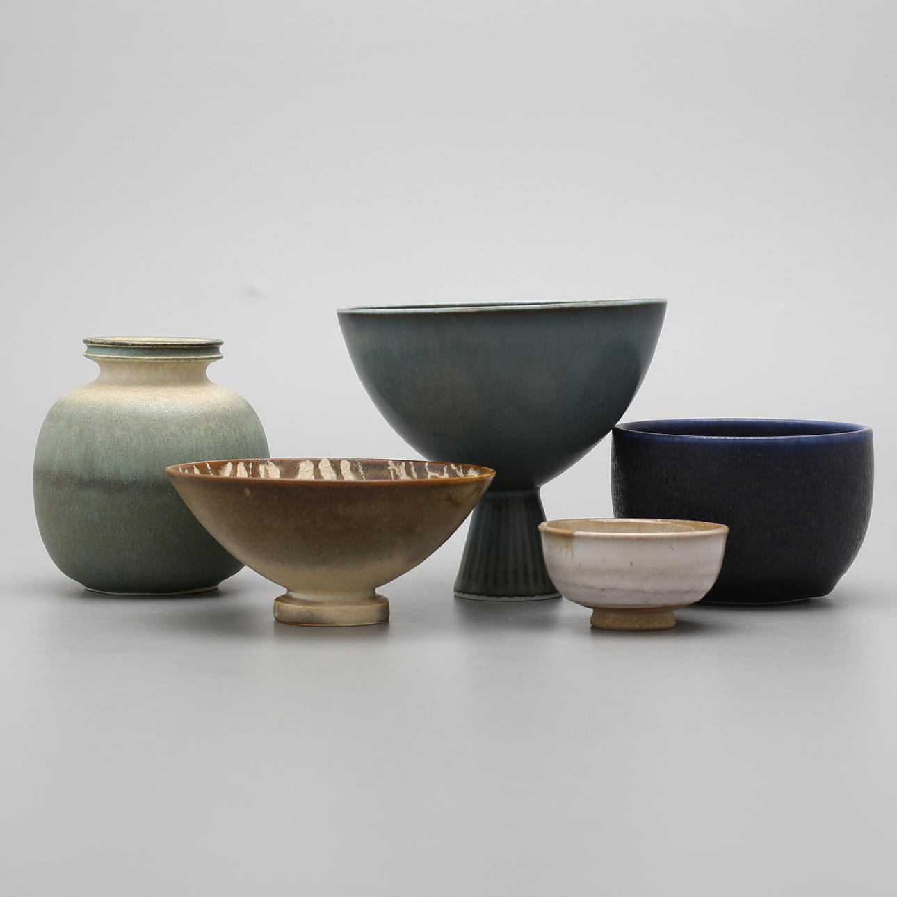 SKÅLAR, 4 st, samt VAS, stengods, bl.a Carl Harry Stålhane, Elsa söderberg.