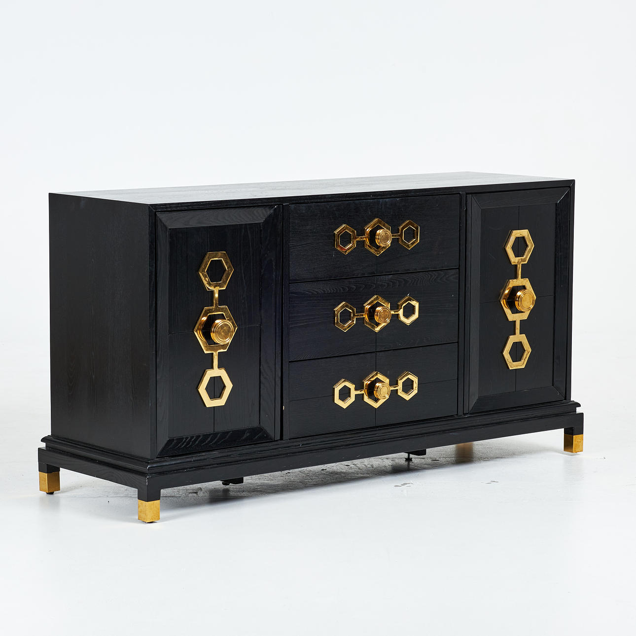 JONATHAN ADLER. Anrichte, „Turner Credenza“, moderne, schwarz lackierte Box, Messingbeschläge, profilierter Sockel.