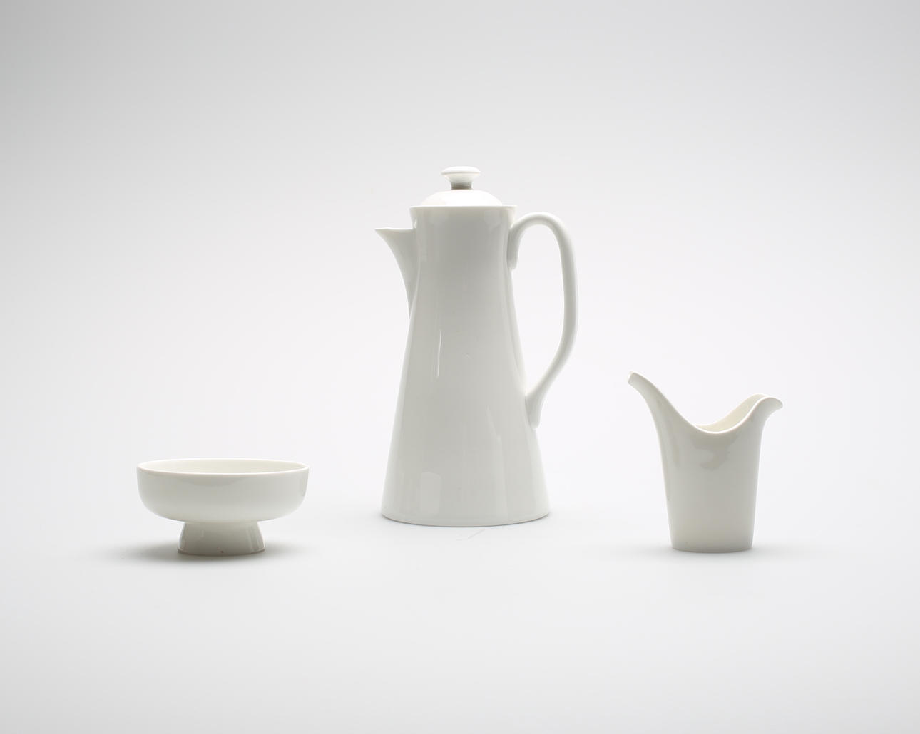 KAFFEKANNA samt GRÄDDKANNA och SOCKERSKÅL, benporslin, "SA", Stig Lindberg, Gustavsberg.