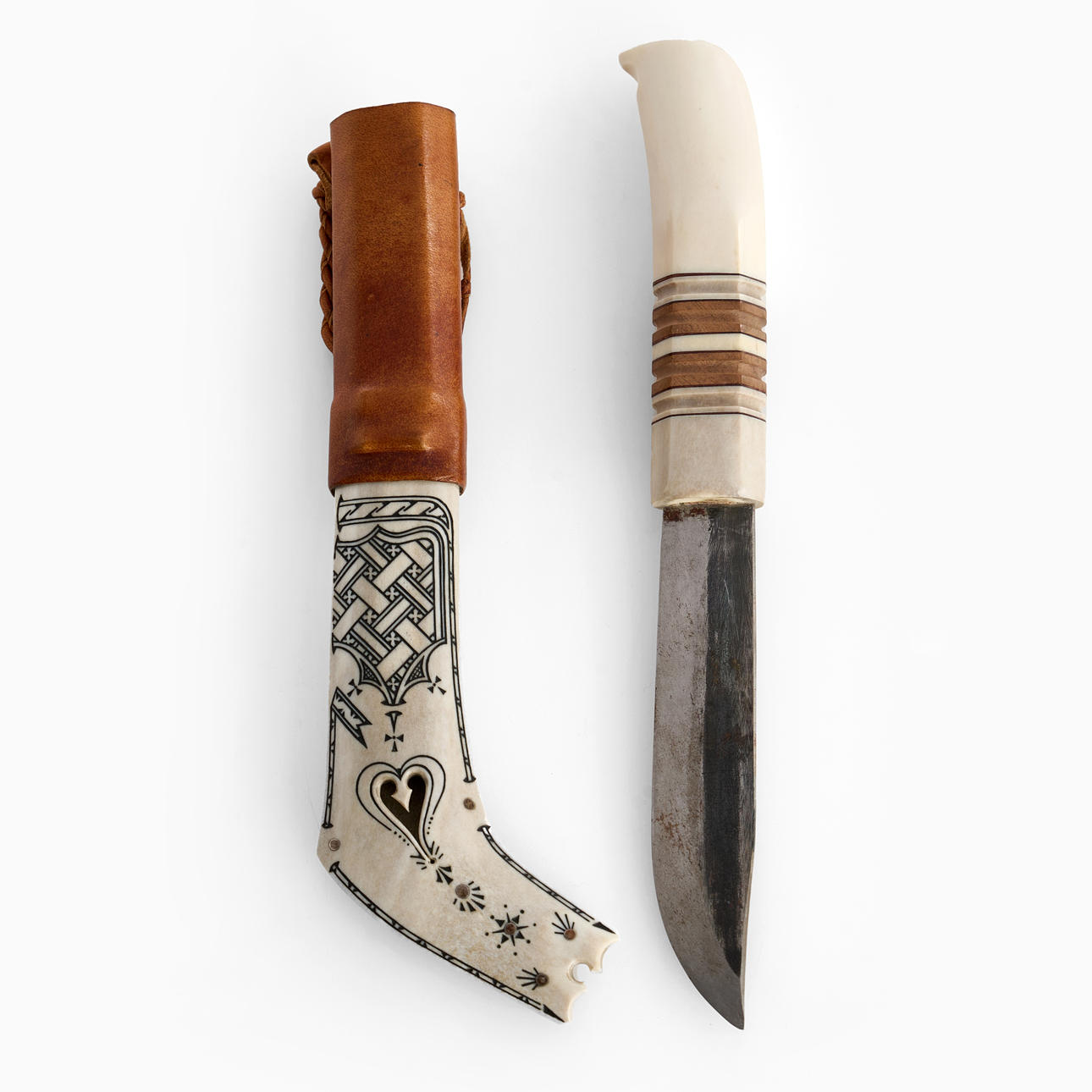 ROLAND ANDERSSON, Messer, nordsamischer Typ, durchbrochen mit Flechtmuster, Griff aus Rentierhorn und Edelholz, monogrammiert, signiert.