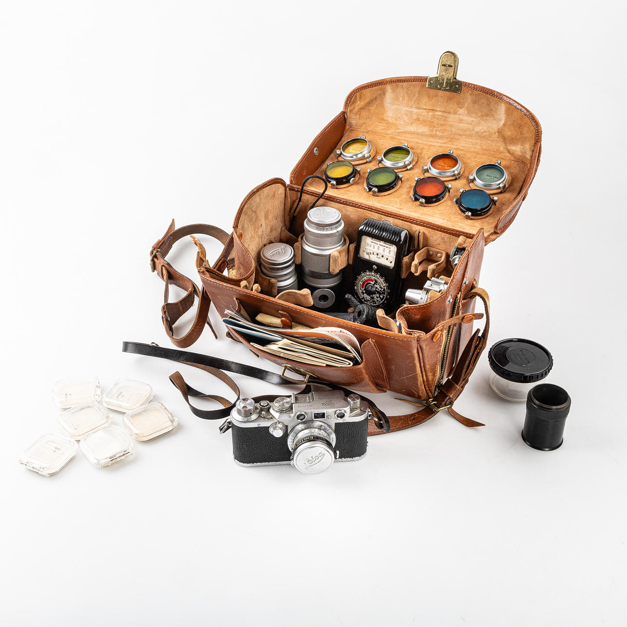 LEICA IIc, 1948—51. Camera, objects and accessories.