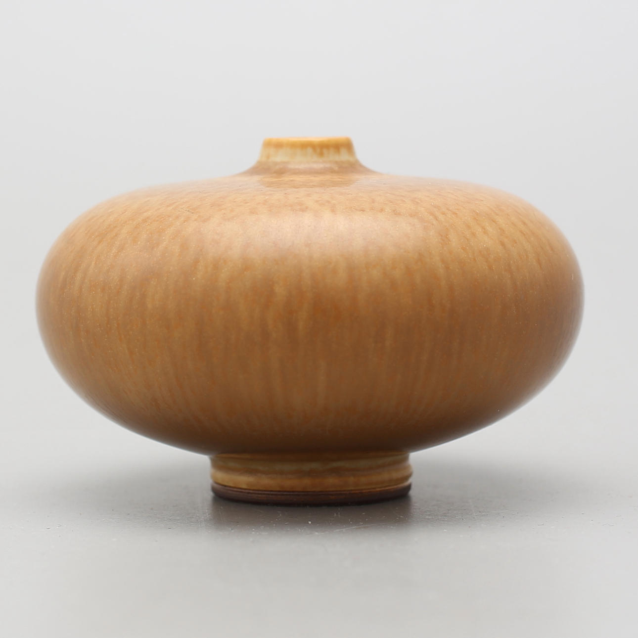 BERNDT FRIBERG. Vas, stengods med harpälsglasyr i gula toner. Gustavsbergs studiohanden.