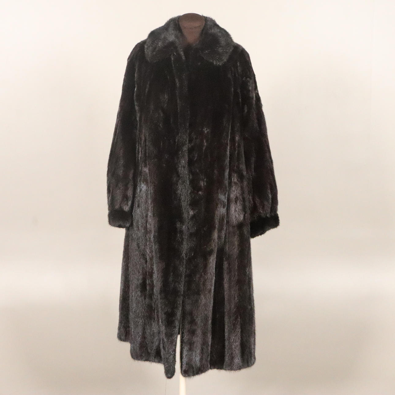 NERZPELZ, Saga Mink Havgård fell.