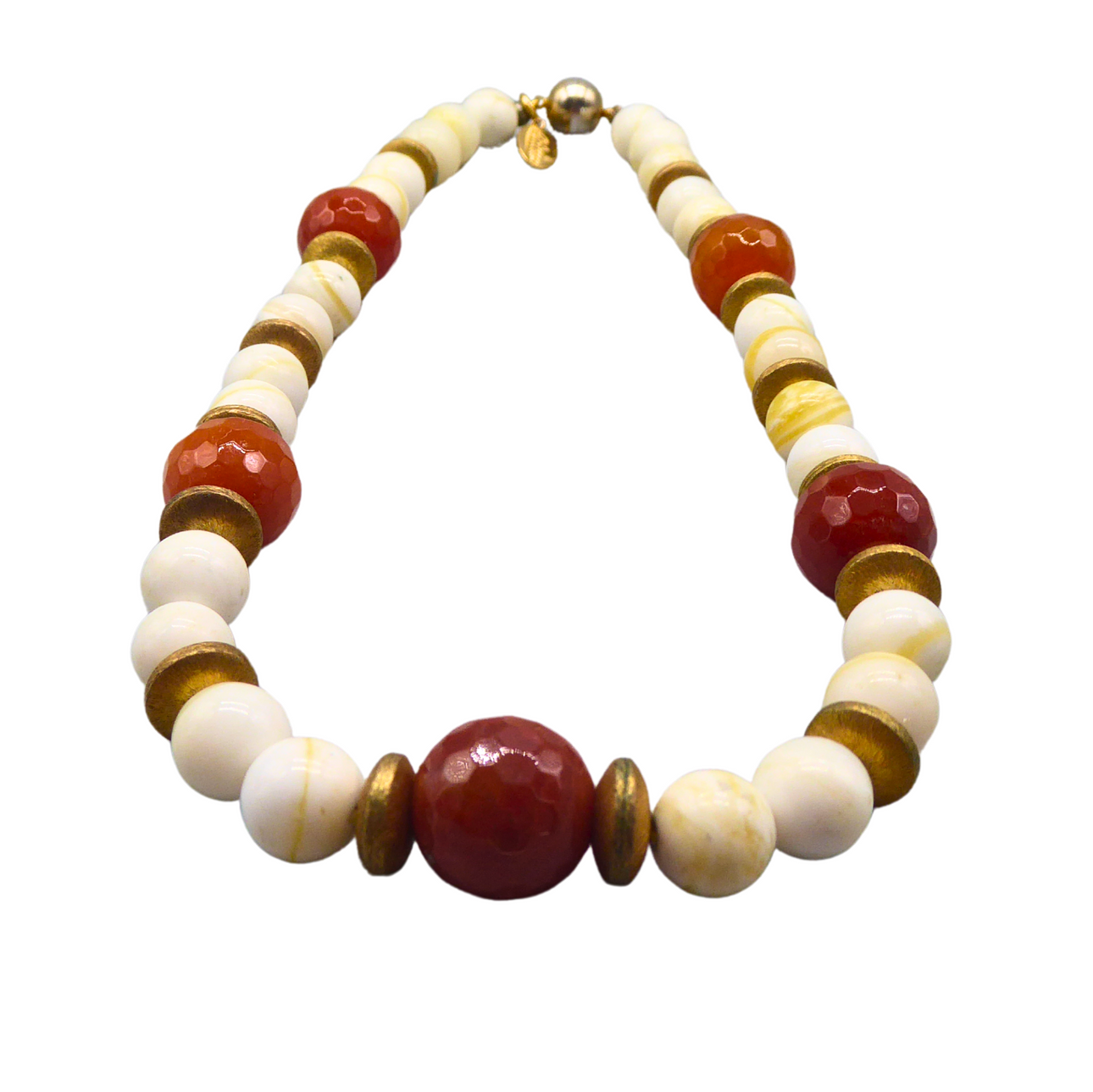 MODESCHMUCKKETTE MIT PERLEN UND SCHMUCKELEMENTEN.