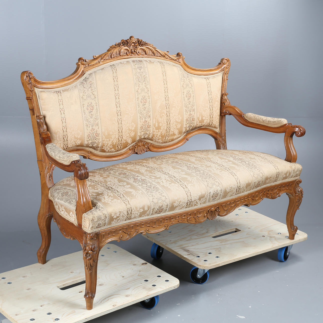 EN FRANSK SOFA I LOUIS XV-STIL.
