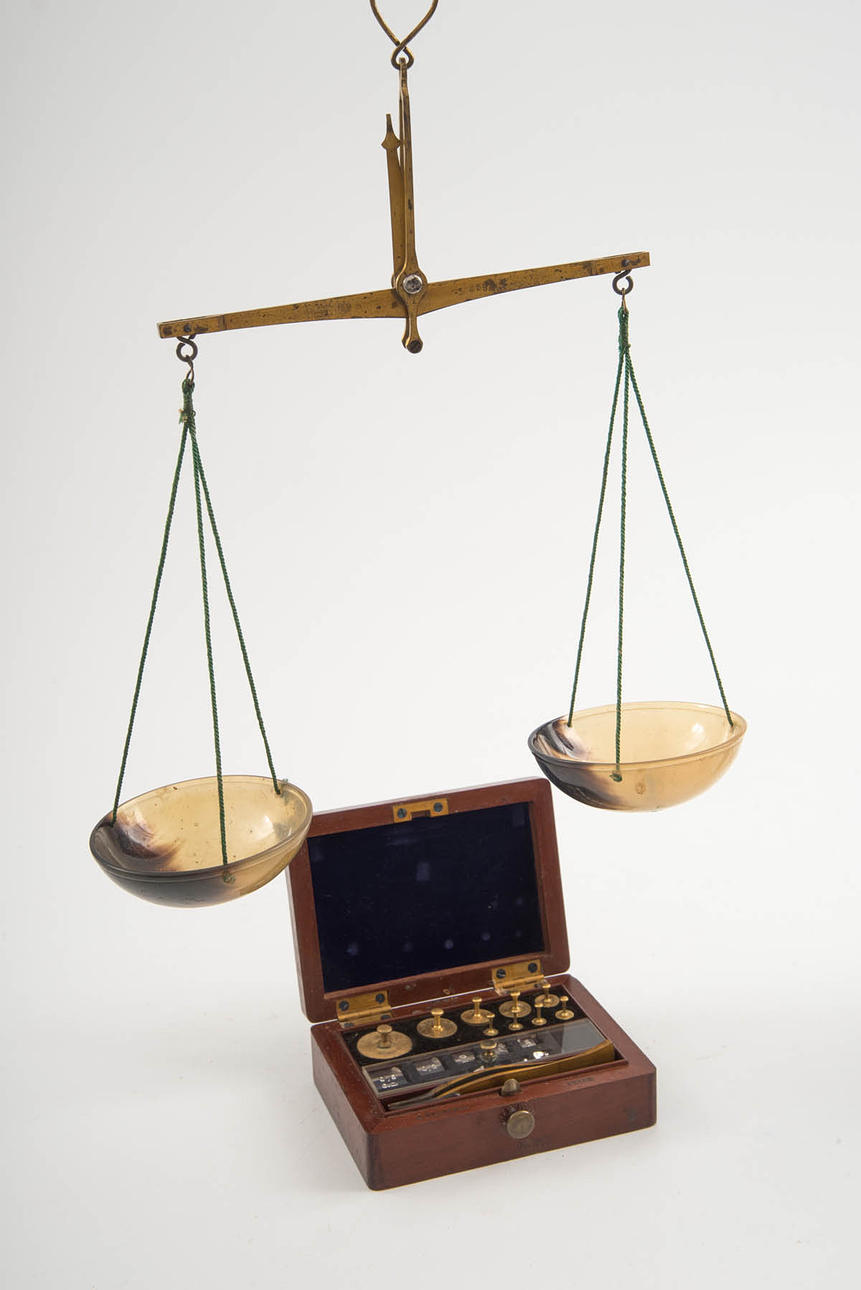 C. WESTPHAL. guld skalor med vikter.