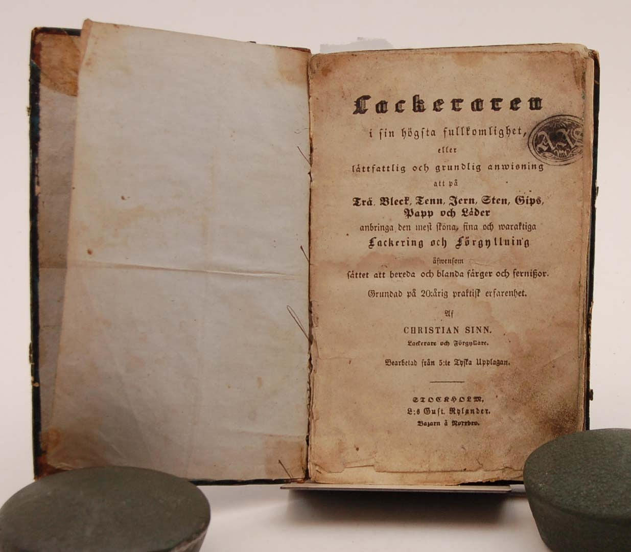 SINN / SCHMIDT. polera, betsa, lackering och förgyllning.