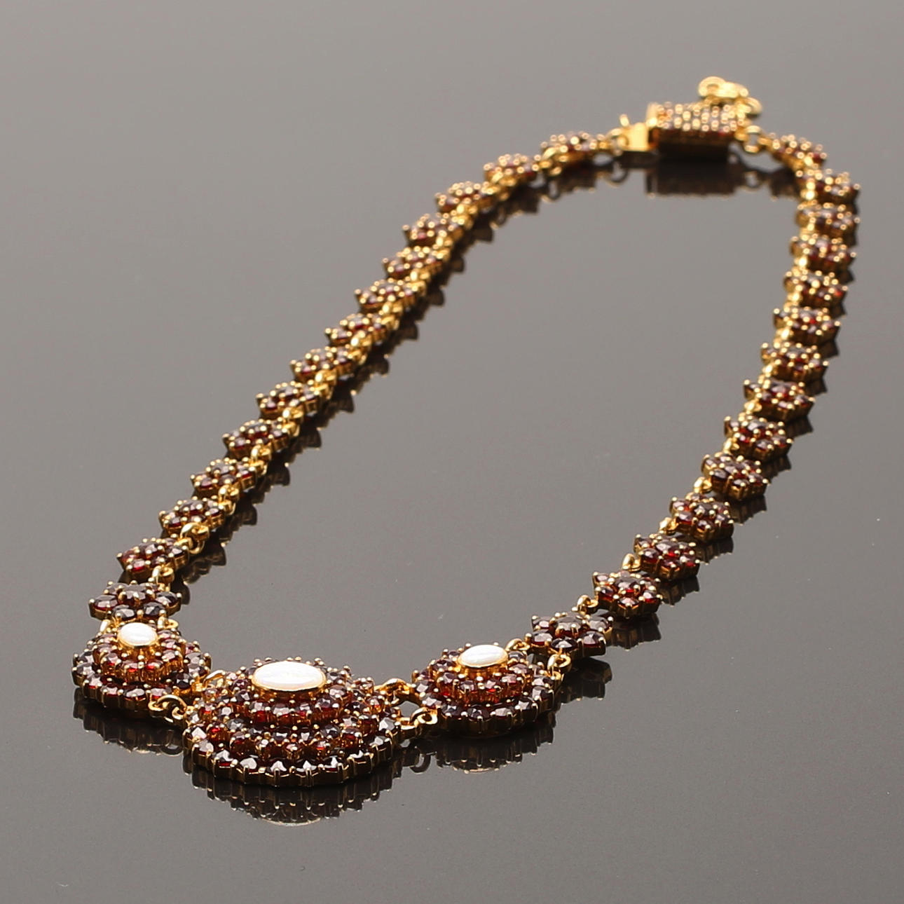 GRANATCOLLIER med 3 svarta opaler, gulddoublé, vikt total 45 g.