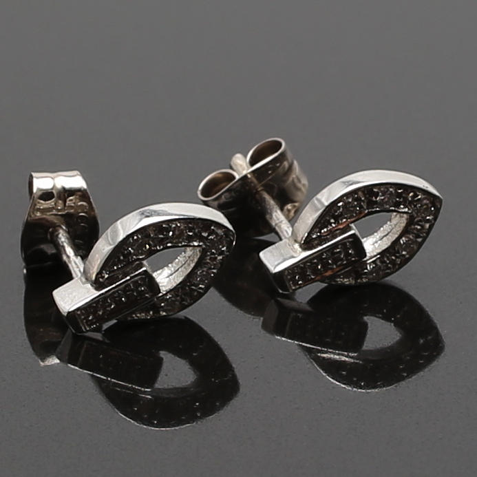 ÖRHÄNGEN i vitt guld 750, diamater totalt 0,08 ct w/vs. Vikt 1,56 g.