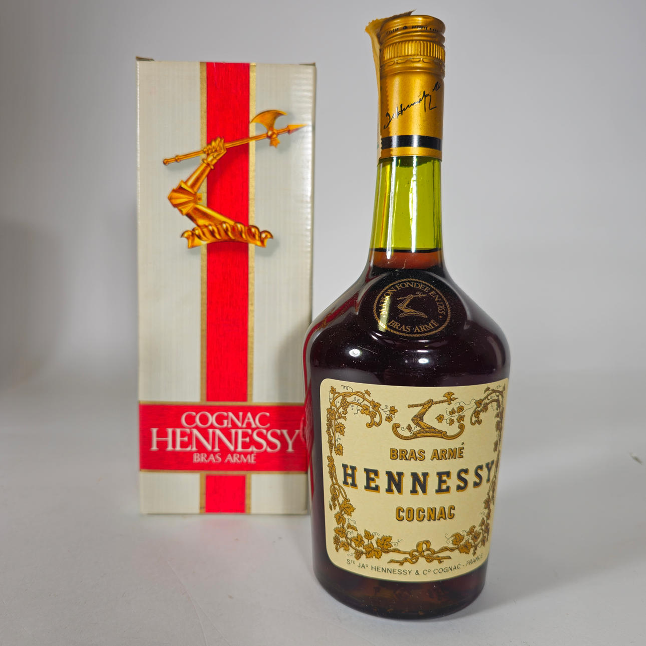 COGNAC HENNESSY BRAS ARME 1970'S.