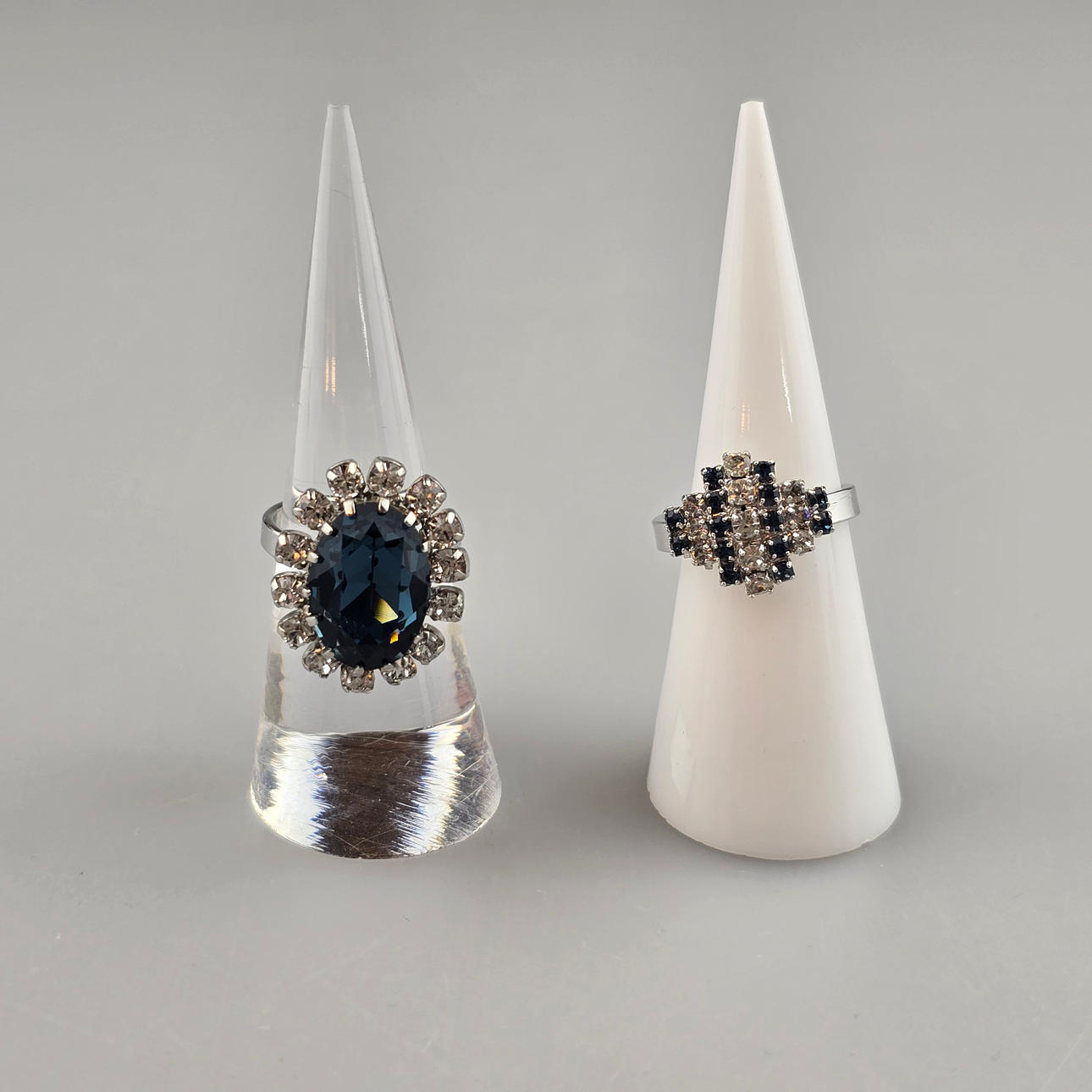 2 Modeschmuck-Ringe – Swarovski-Steine.