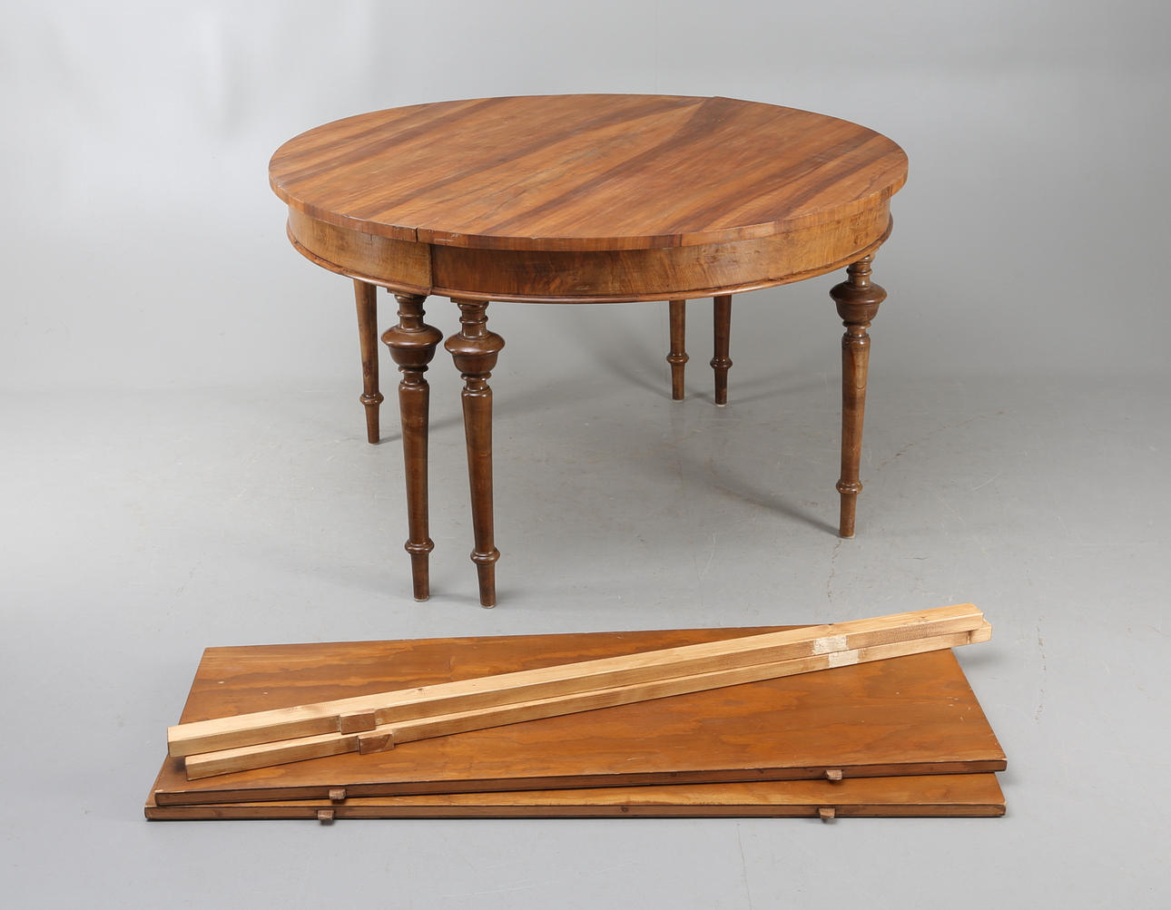 HALVMÅNEBORD, 1800-tal.