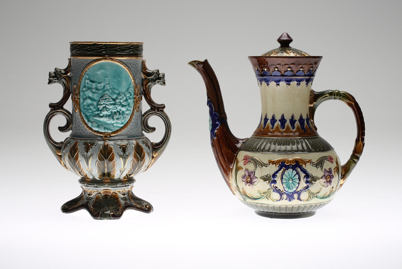 VAS samt KANNA, majolika, 1800/1900-tal.