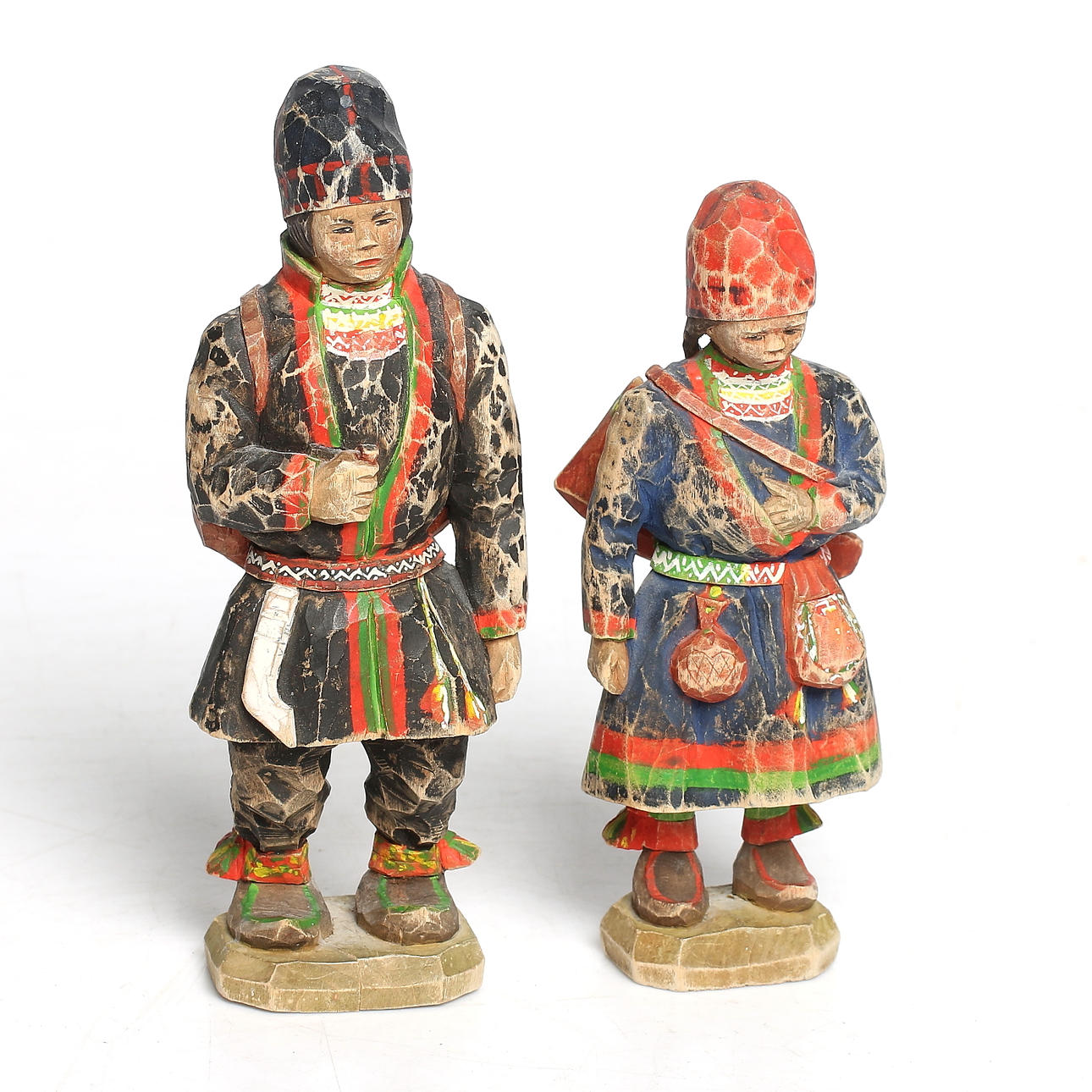 SAMEFIGURER / SKULPTURER, 2 st, trä, Torborg Lindberg. 1900-talets första hälft. Signerad.