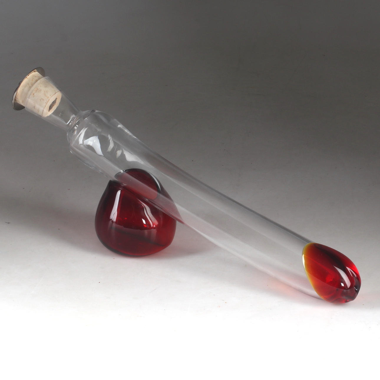 Eine Karaffe in Form eines Penis, Glas, 19/2000.