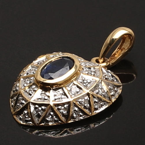 HÄNGE i 18K guld besatt med diamanter och safir. Vikt 2,60 g.