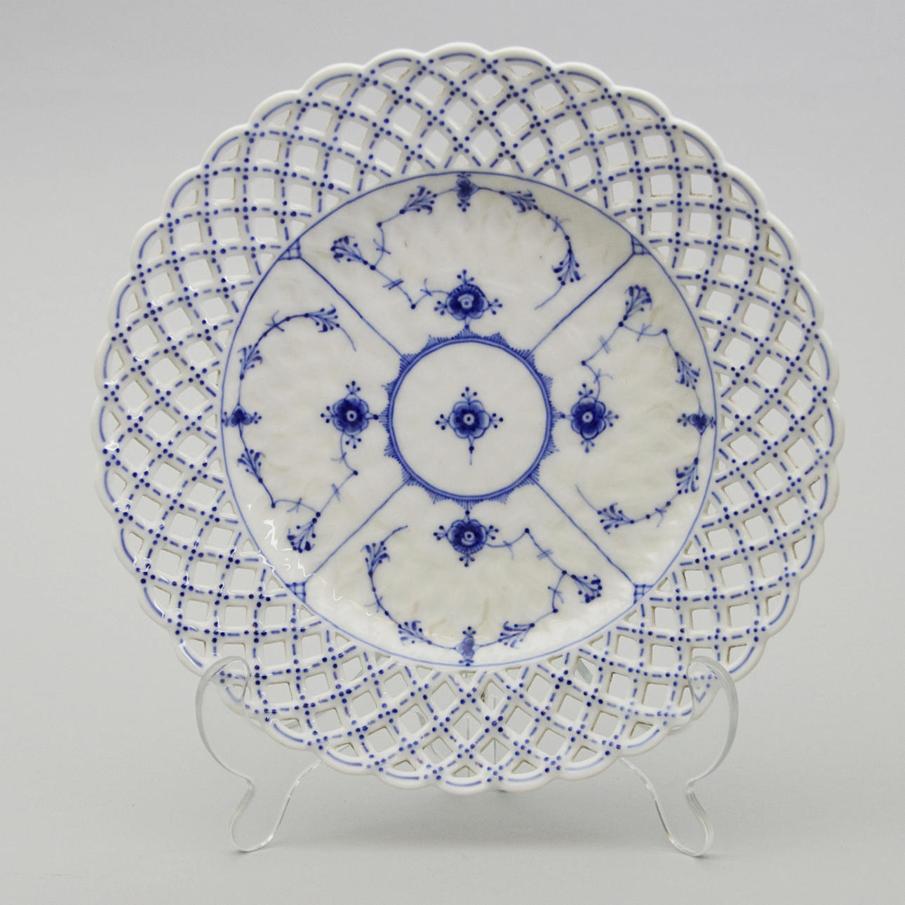 FAT MED GENOMBRUTEN KANT, "Musselmalet", Royal Copenhagen.