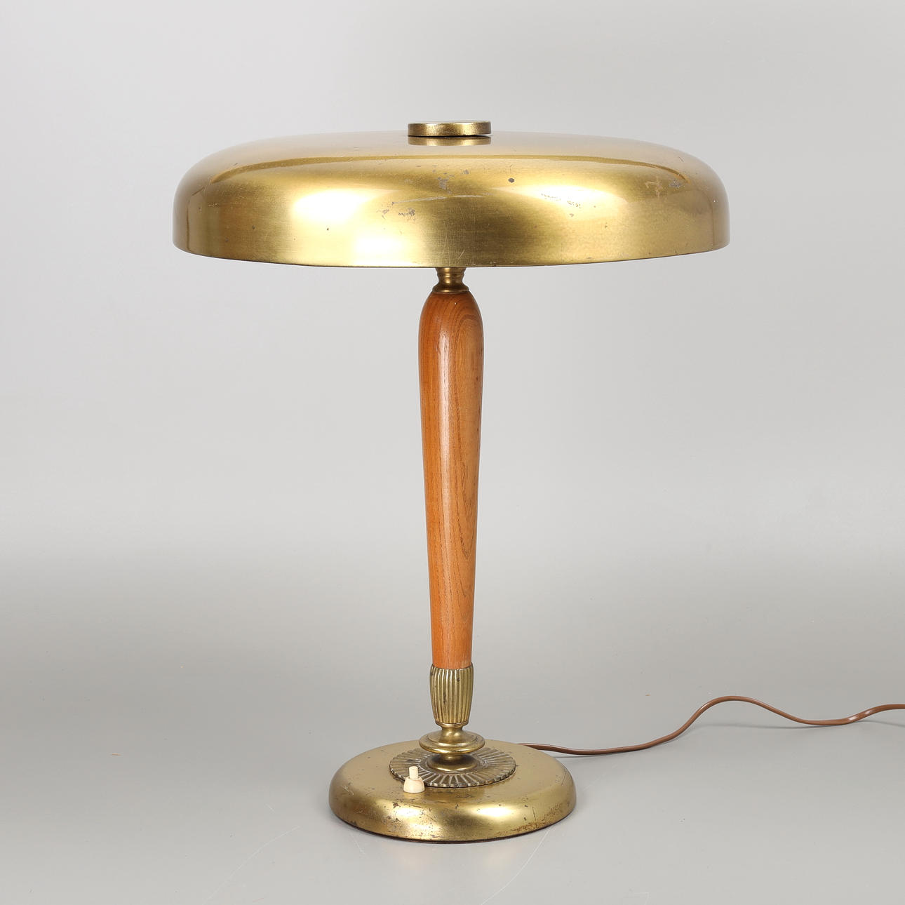 Eine Tischlampe, Messing/Ulme, Swedish Modern, „Modell 4836", Einar Bäckströms Metkvarufabrik.