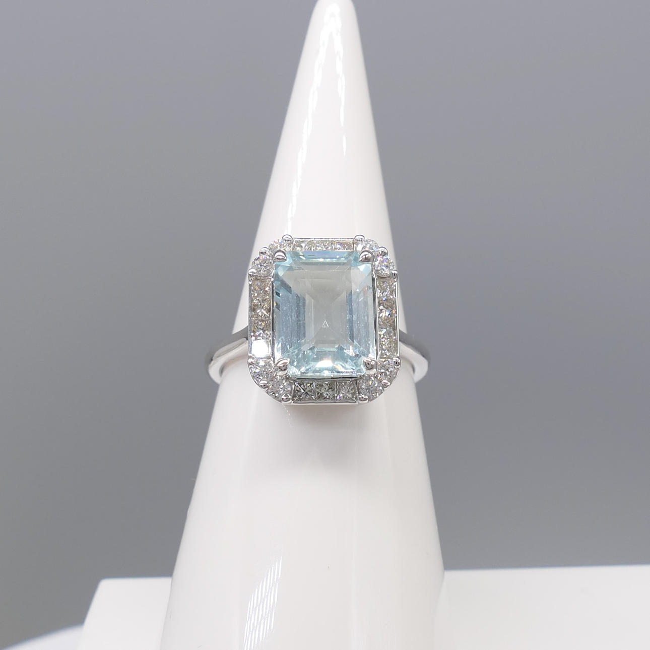 AQUAMARINE & DIAMOND ring.