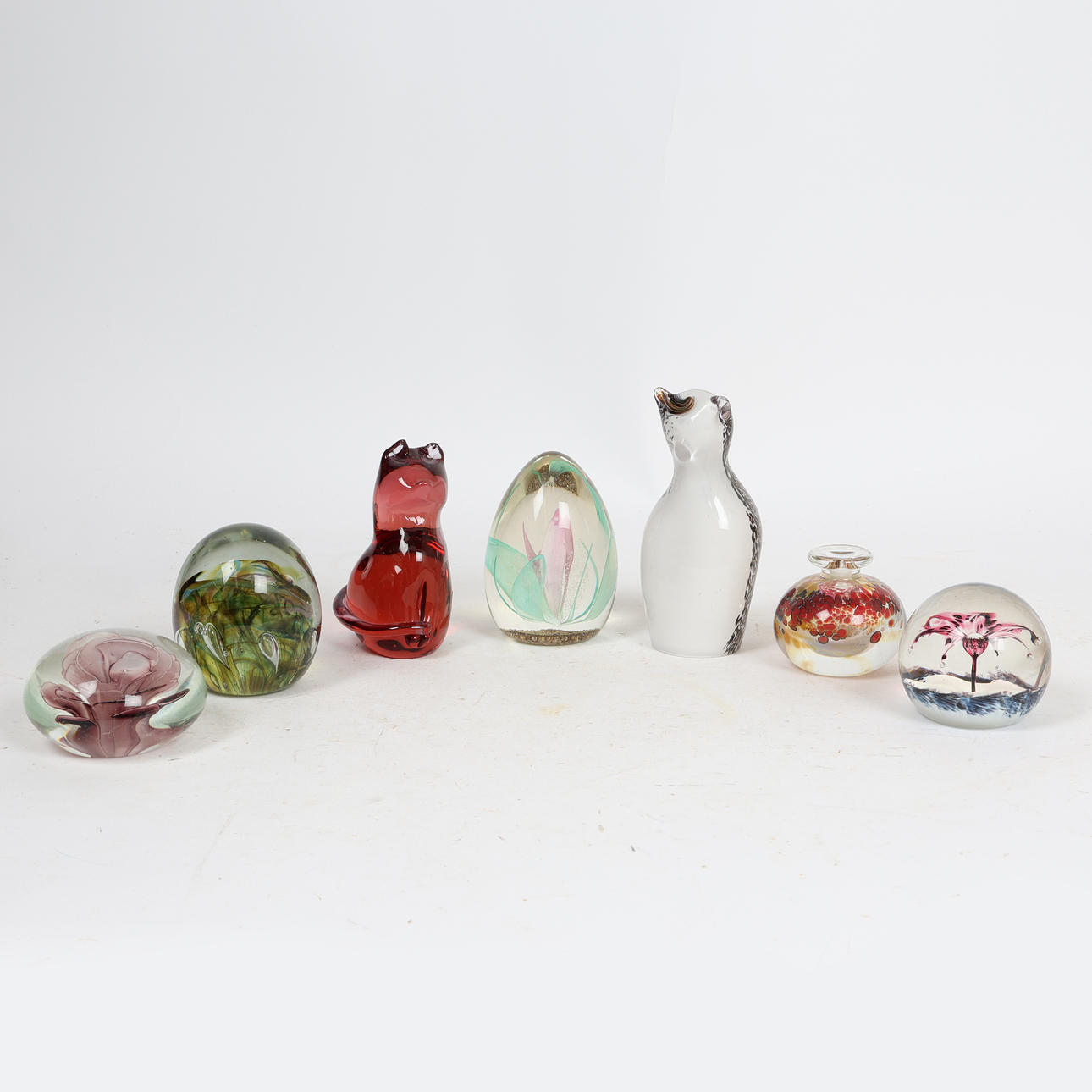 SEVEN 20TH CENTURY GLASS PAPERWEIGHTS.