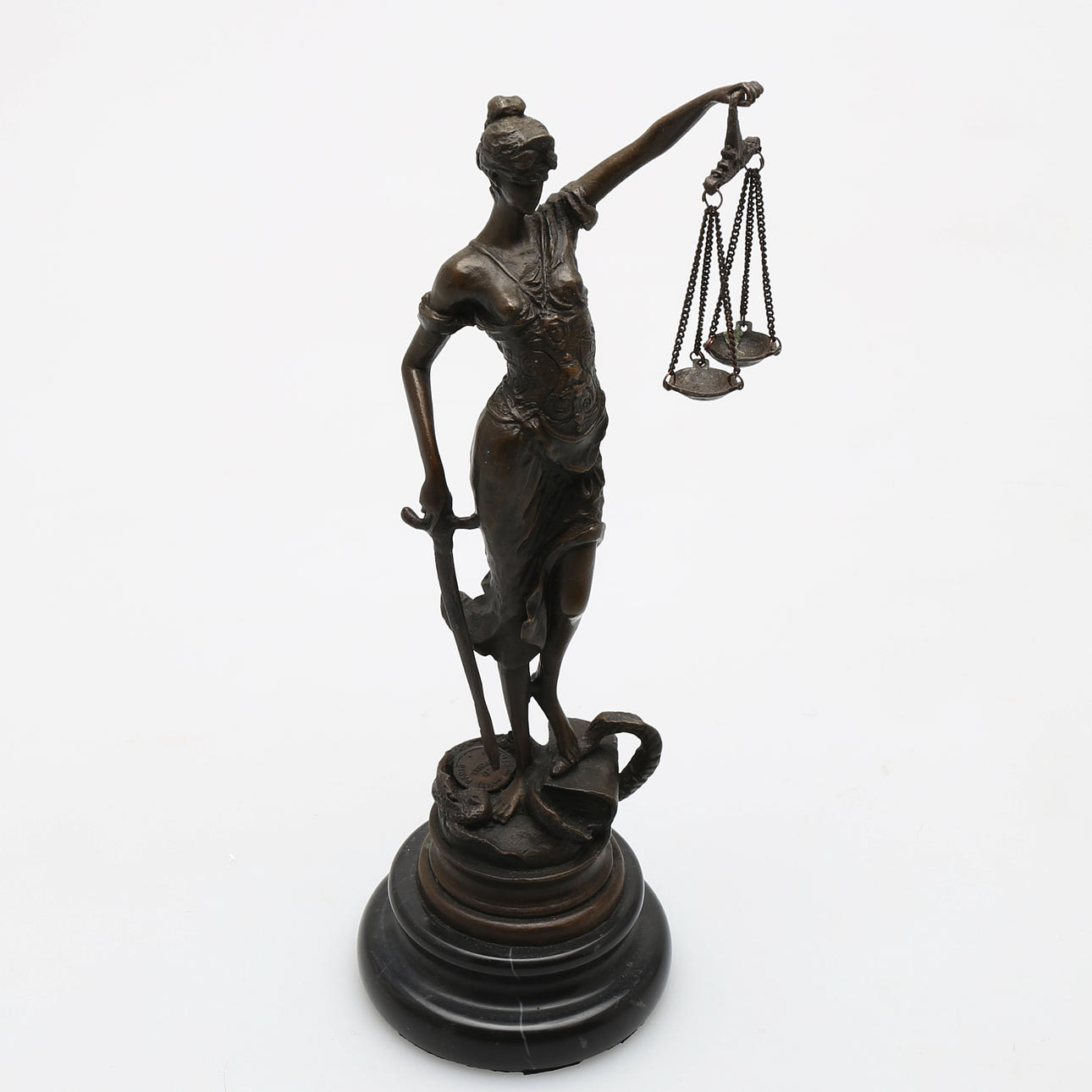 SKULPTUR, brons, kvinnofigur föreställande Justitsia, senare gjutning.