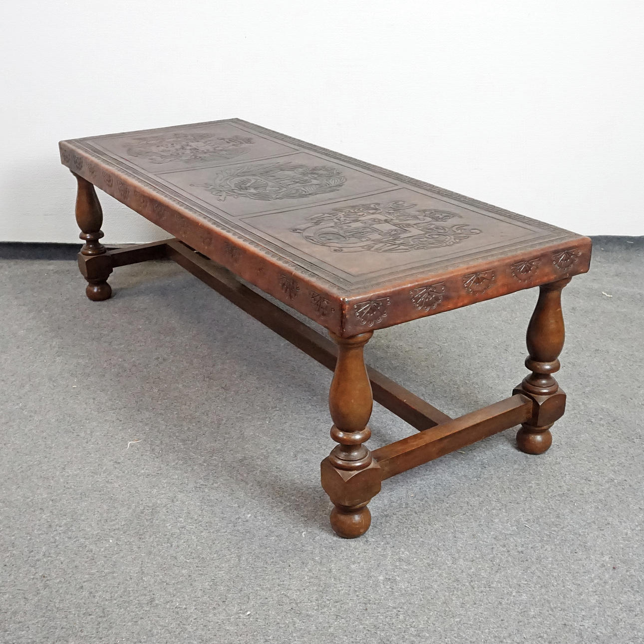 Mesa de café/banco, madera/cuero, Perú, años 60.