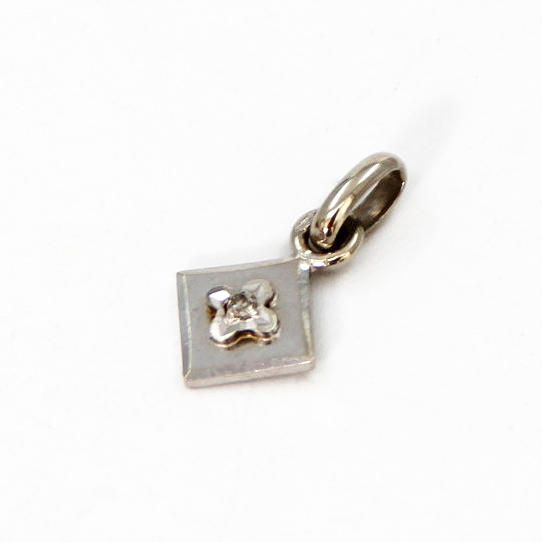 18K VITGULD, BERLOCK MED ÄKTA DIAMANT.