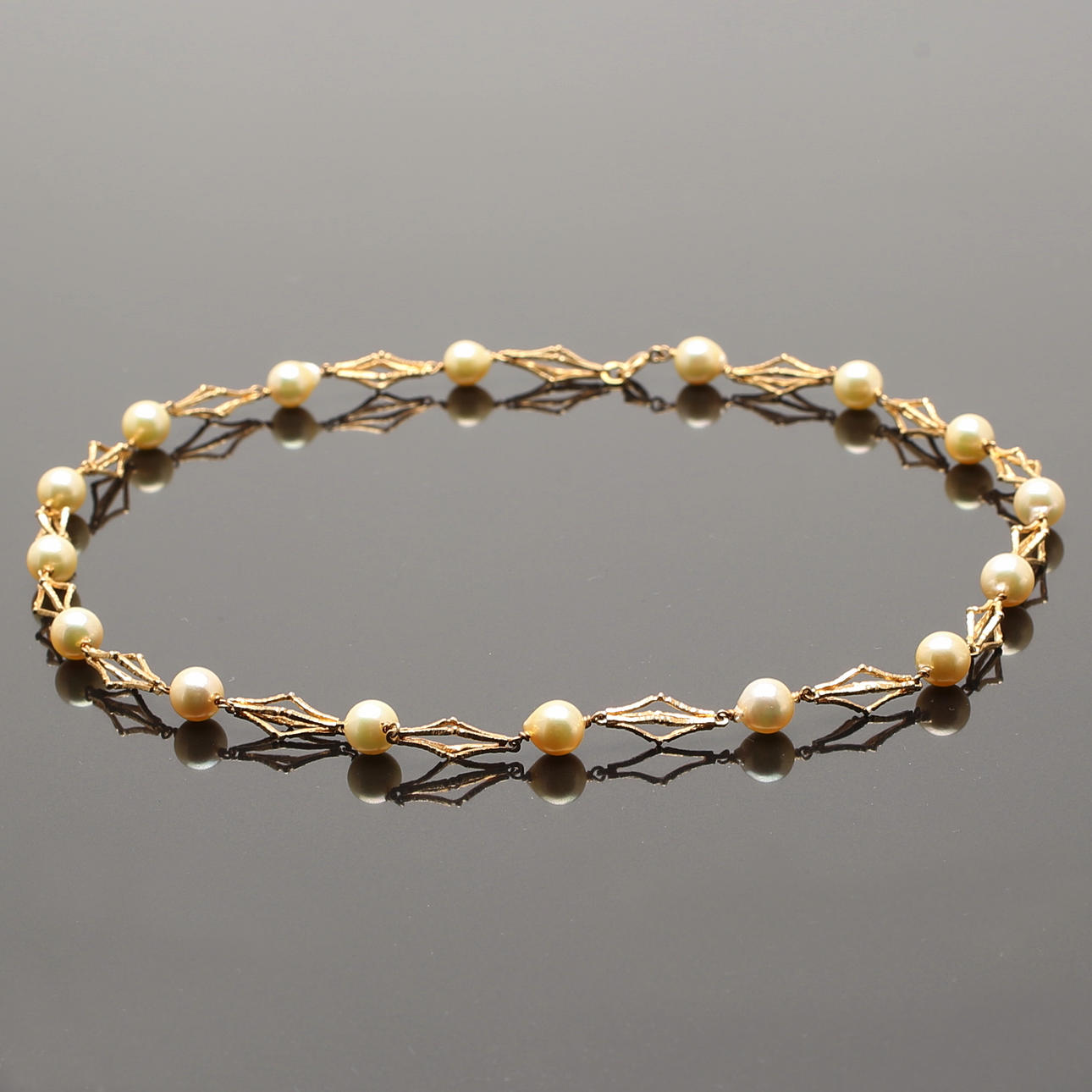 PÄRLCOLLIER med rödguld vikt tot. 20,48 g.