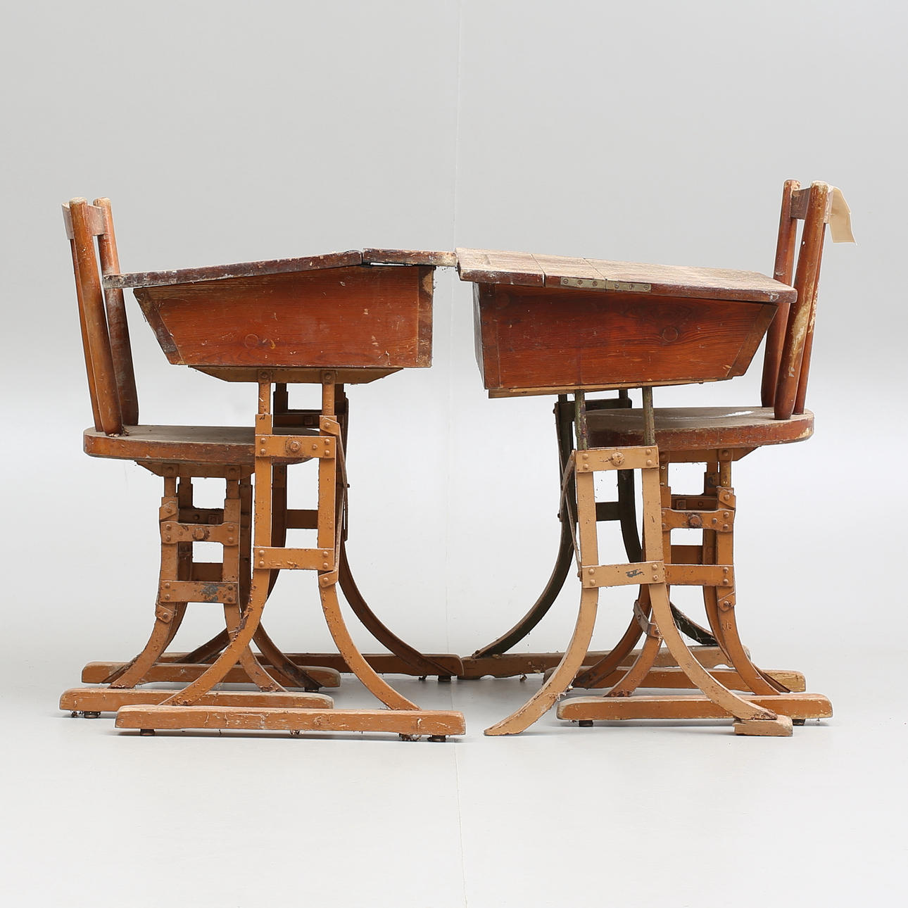 SKOLBÄNKAR med STOLAR, ett par, 1900-talets första hälft.