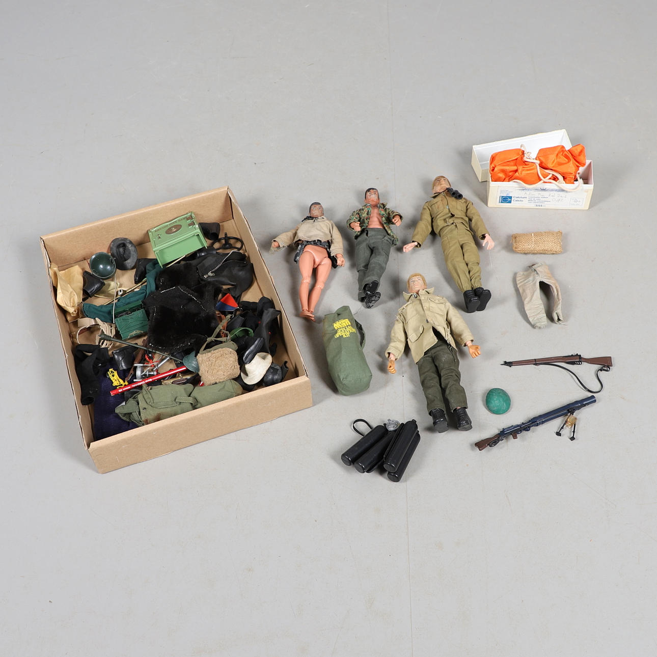 EINE MENGE VINTAGE-ACTION-MAN-FIGUREN UND ACCESSOIRES.