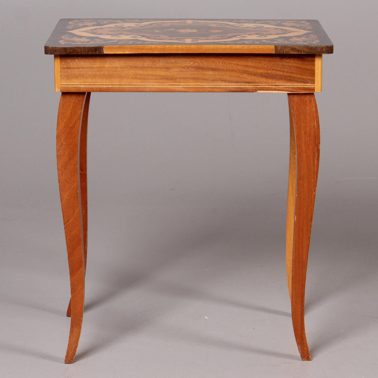 BORD, med speldosa och intarsia, 1900-talets andra.