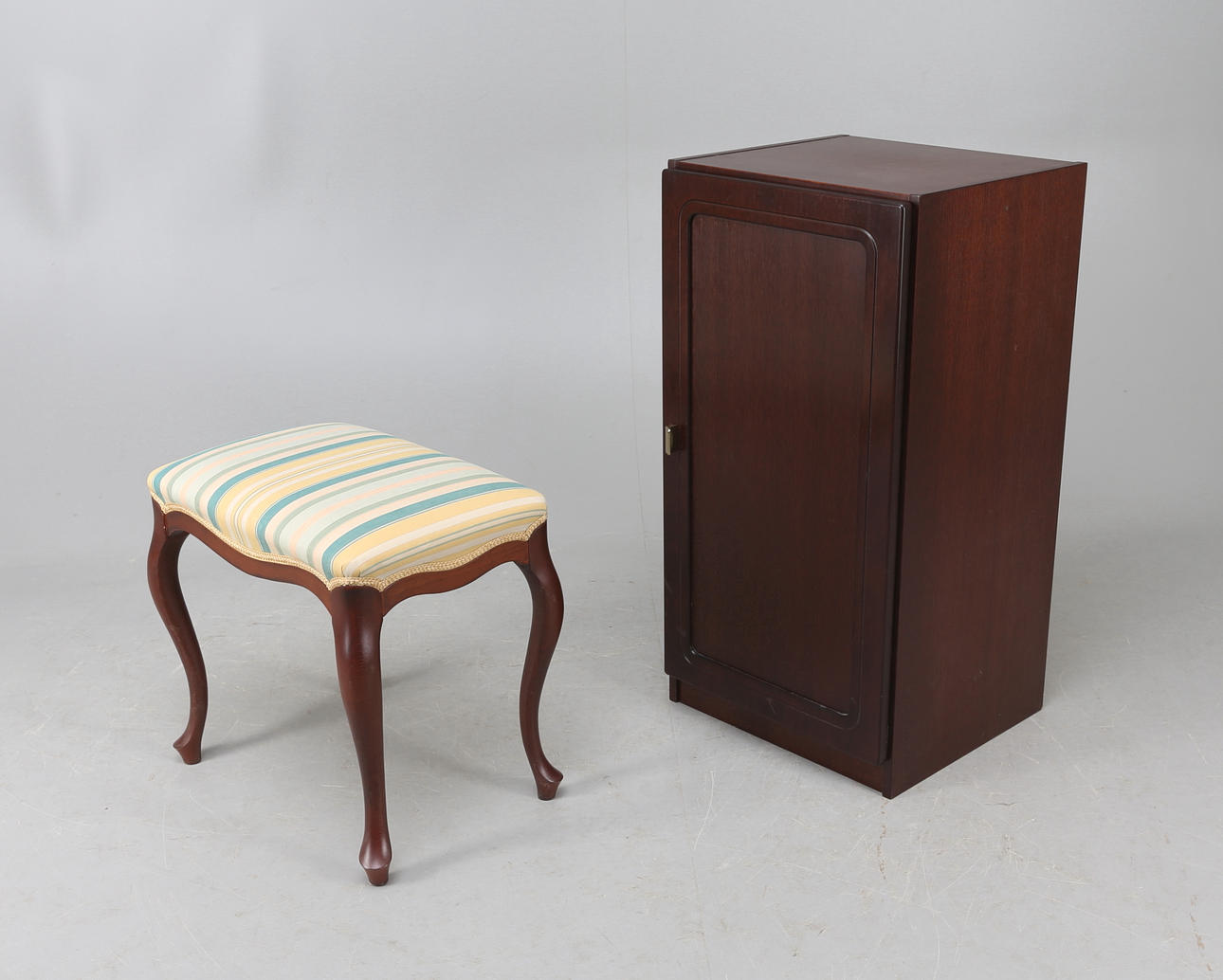 TABURETT och SKÅP, 2 delar, 1900-talets senare hälft.