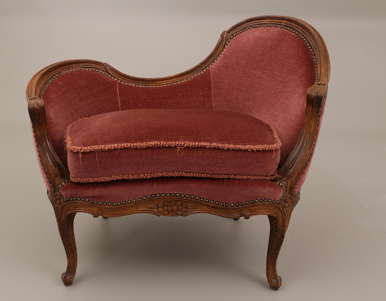 HALLSOFFA, rokokostil, skuren dekor i valnöt.