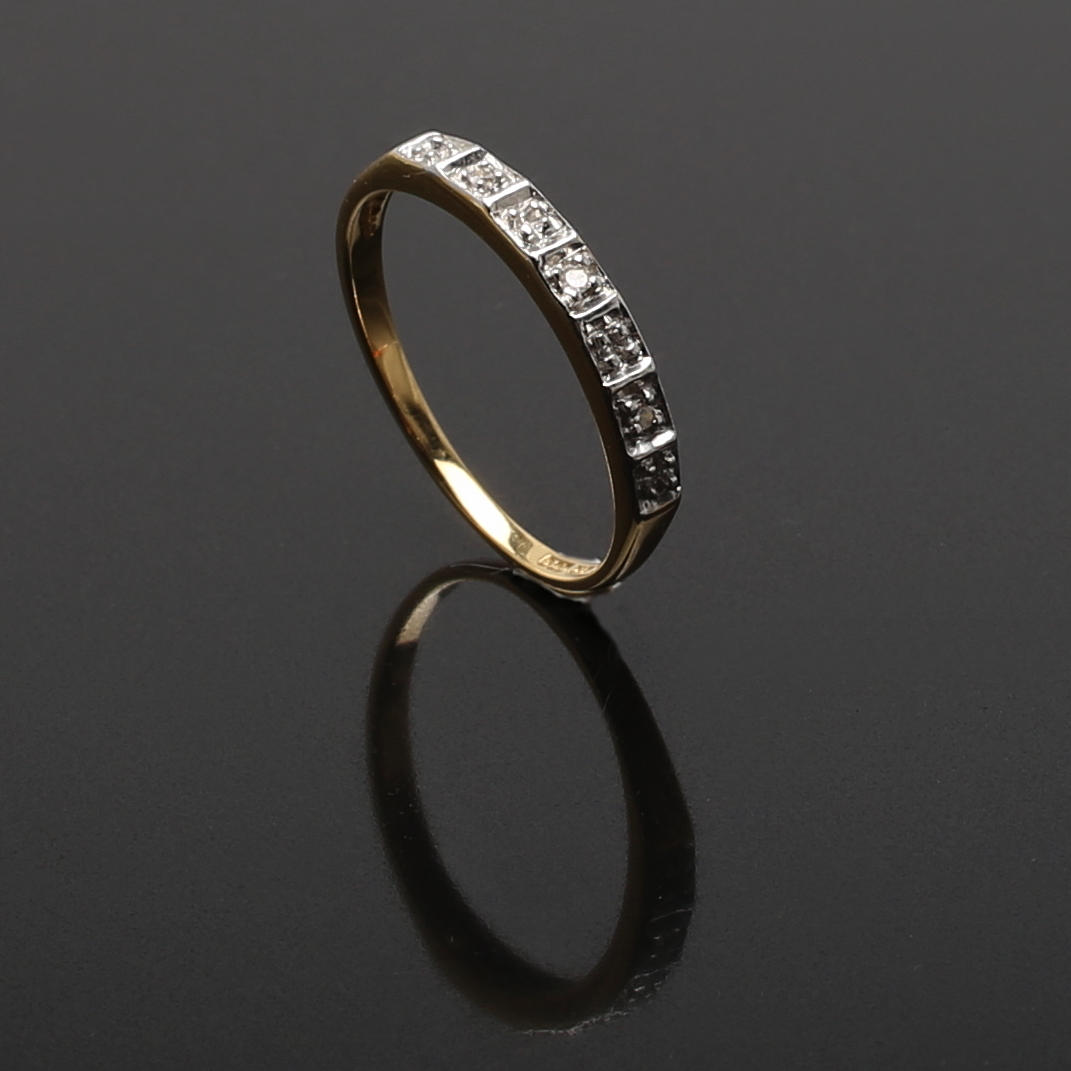 ALLIANSRING i 18 K rödguld med tre briljanter 0,015 ct. Vikt 1,73 gram.