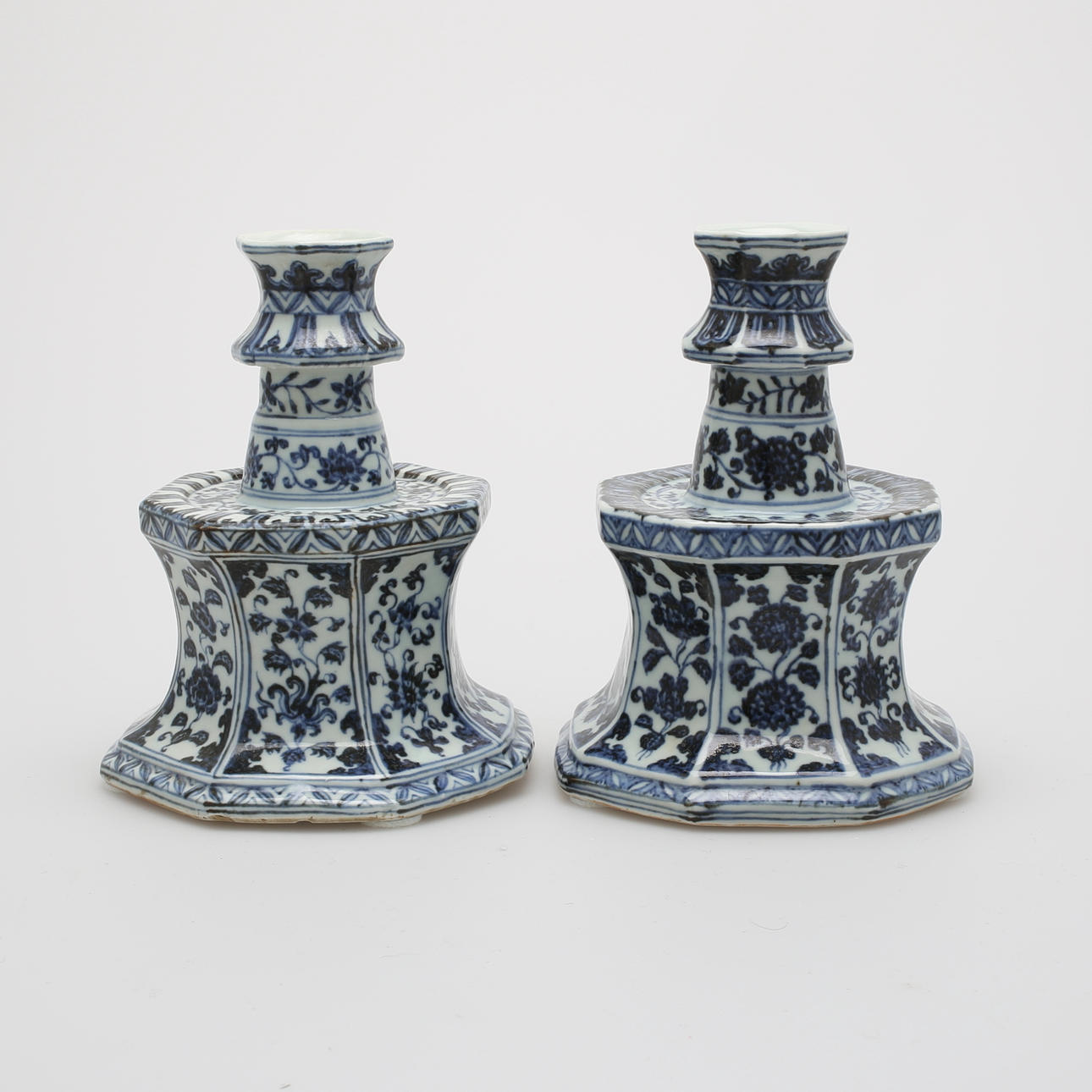 LJUSSTAKAR, ett par snarlika, porslin, Kina.