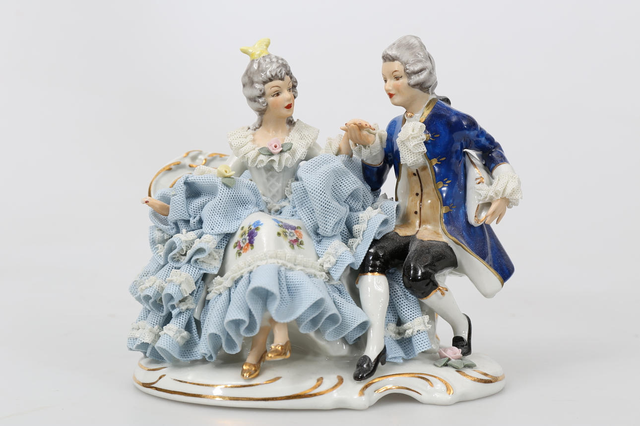 FIGURIN, porslin, Rokokopar, Dresden, 1900-talets andra hälft.