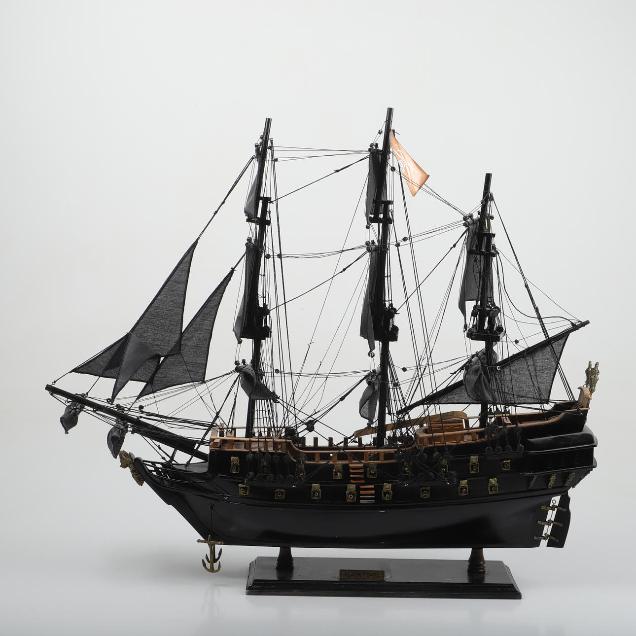 Ein 'Black Pearl' Modellschiff, schwarz lackiertes Holz, 2000er.