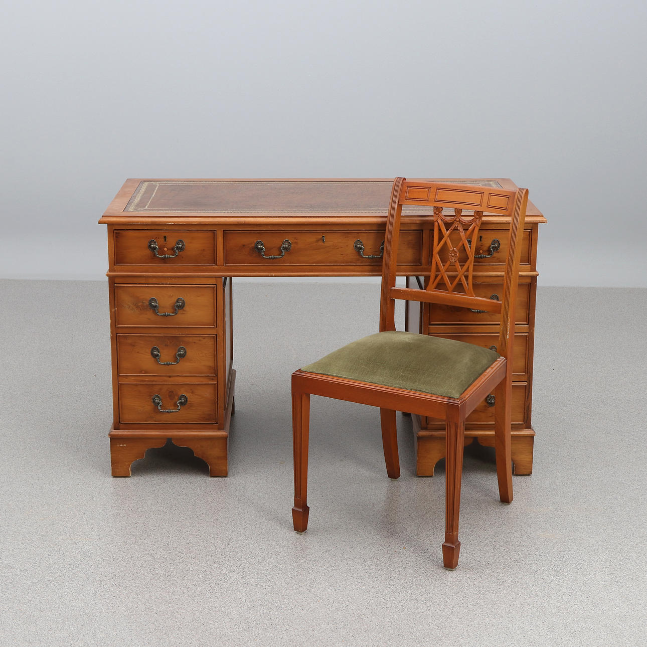 SCHREIBTISCH MIT STUHL. Eibe mit lederbezogenem Brett. Engles-Stil, zweite  Hlfte des 20. Jahrhunderts. Mbel - Sonstiges - Auctionet