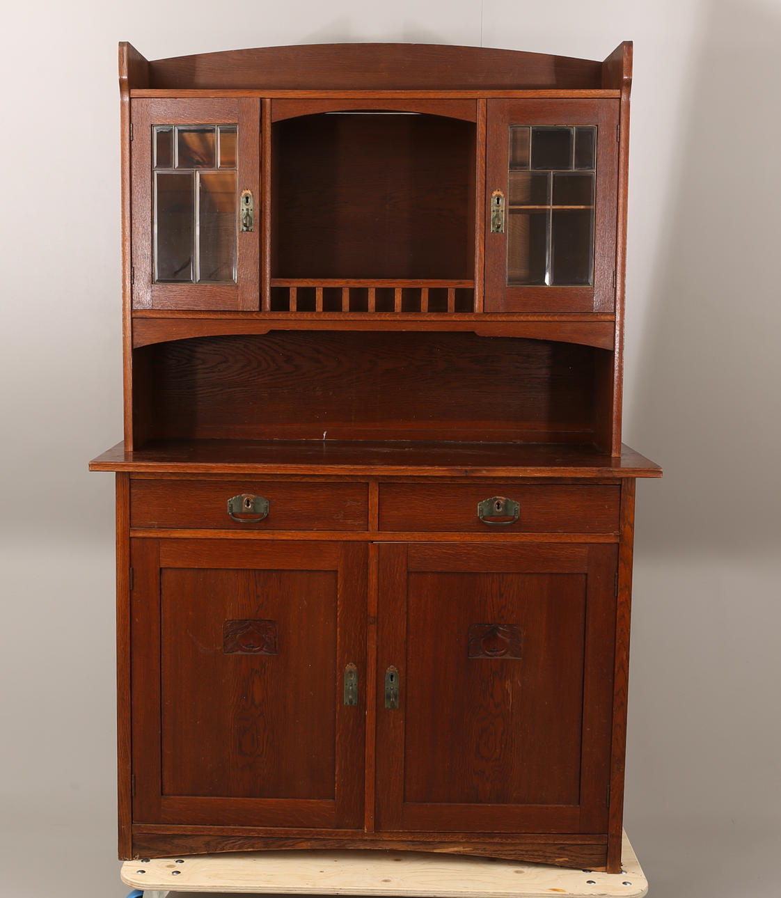 SKÄNKSKÅP, fanerad ek, skuren dekor med äpple.